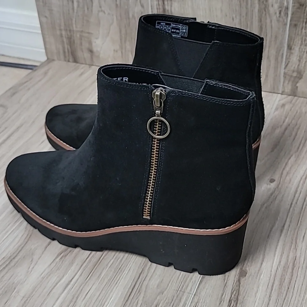 Vionic - Hazel Black Suede Wedge Boot